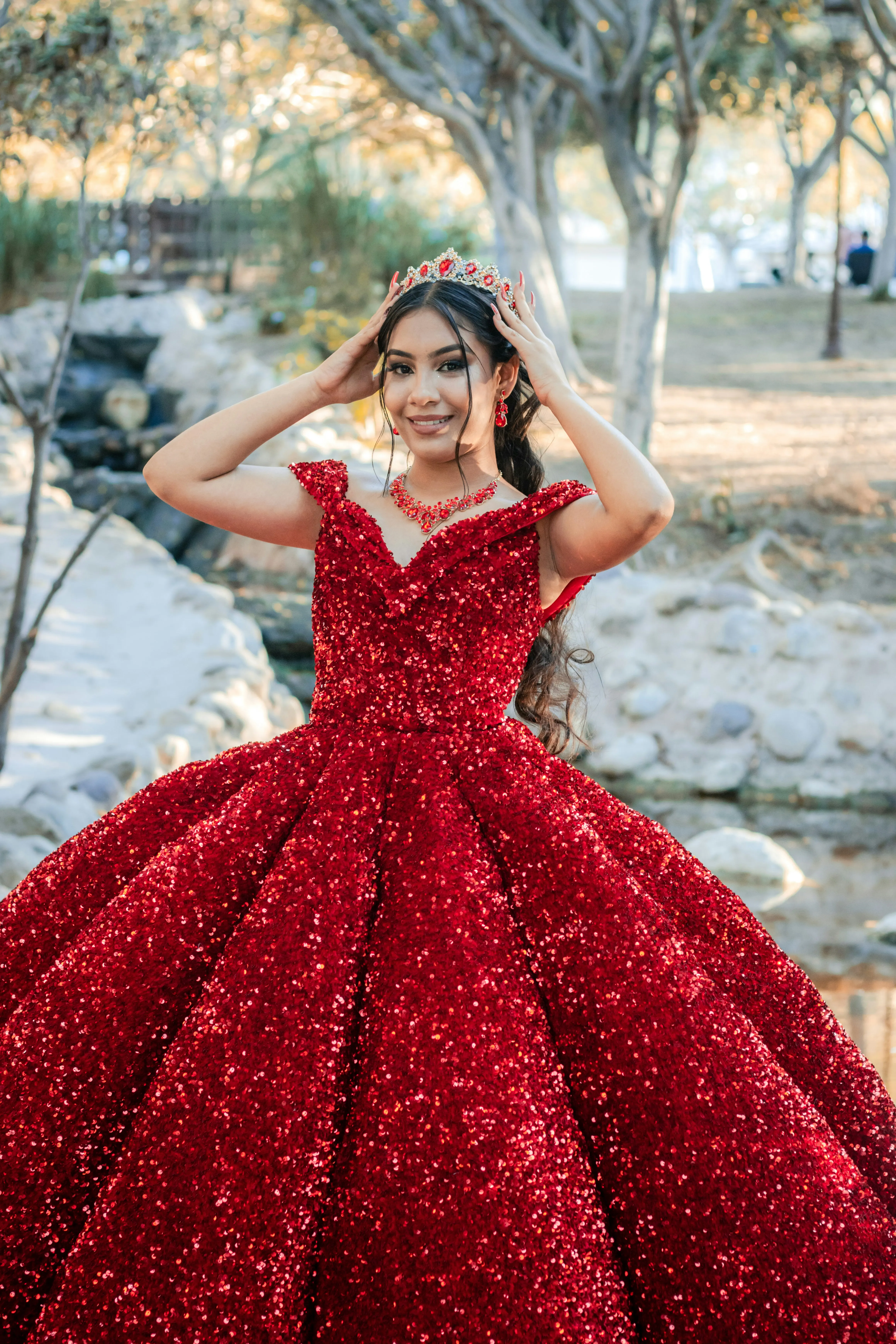 Camila con su vestido de lentejuela roja