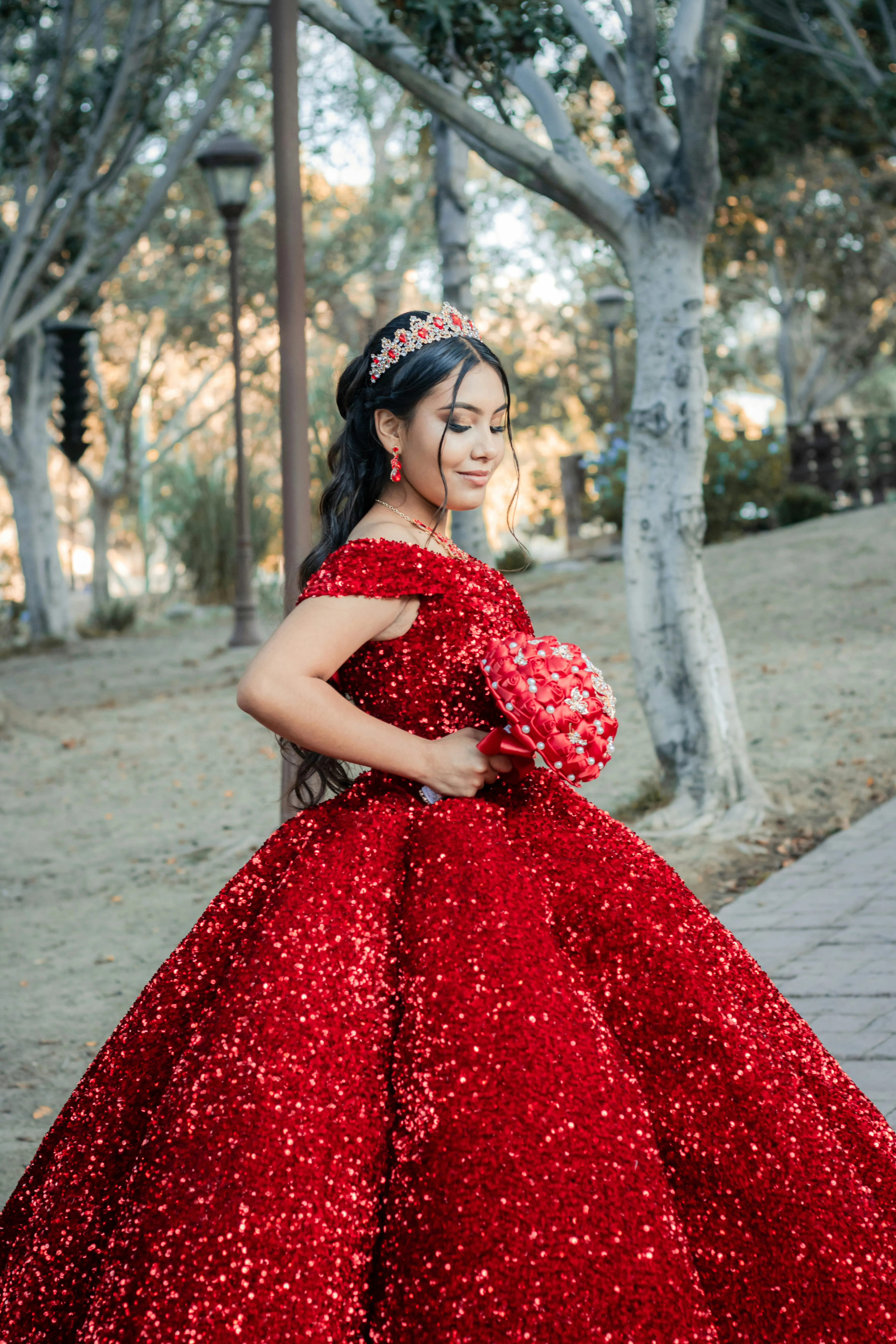Camila entre los árboles del parque