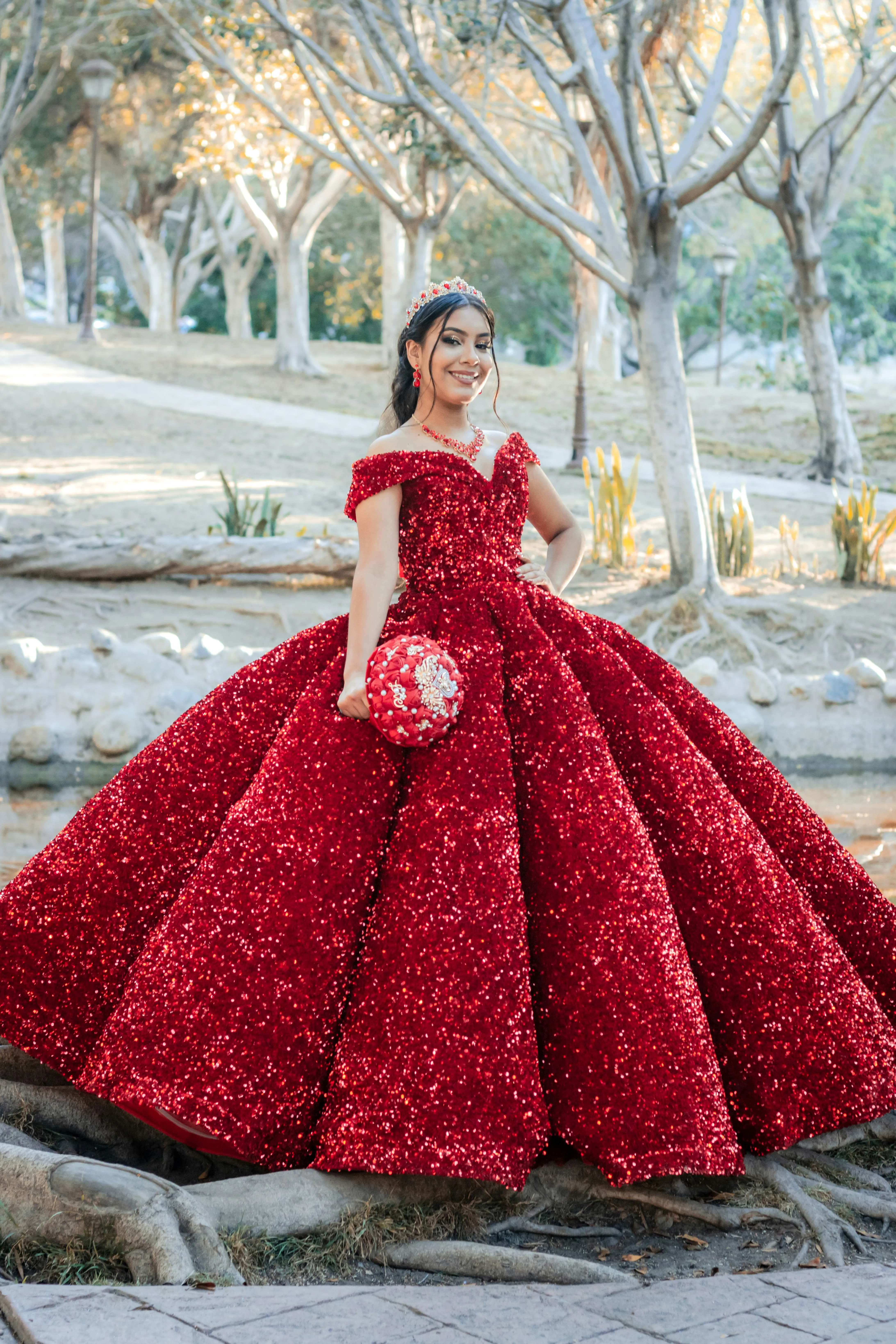 Camila sosteniendo su ramo