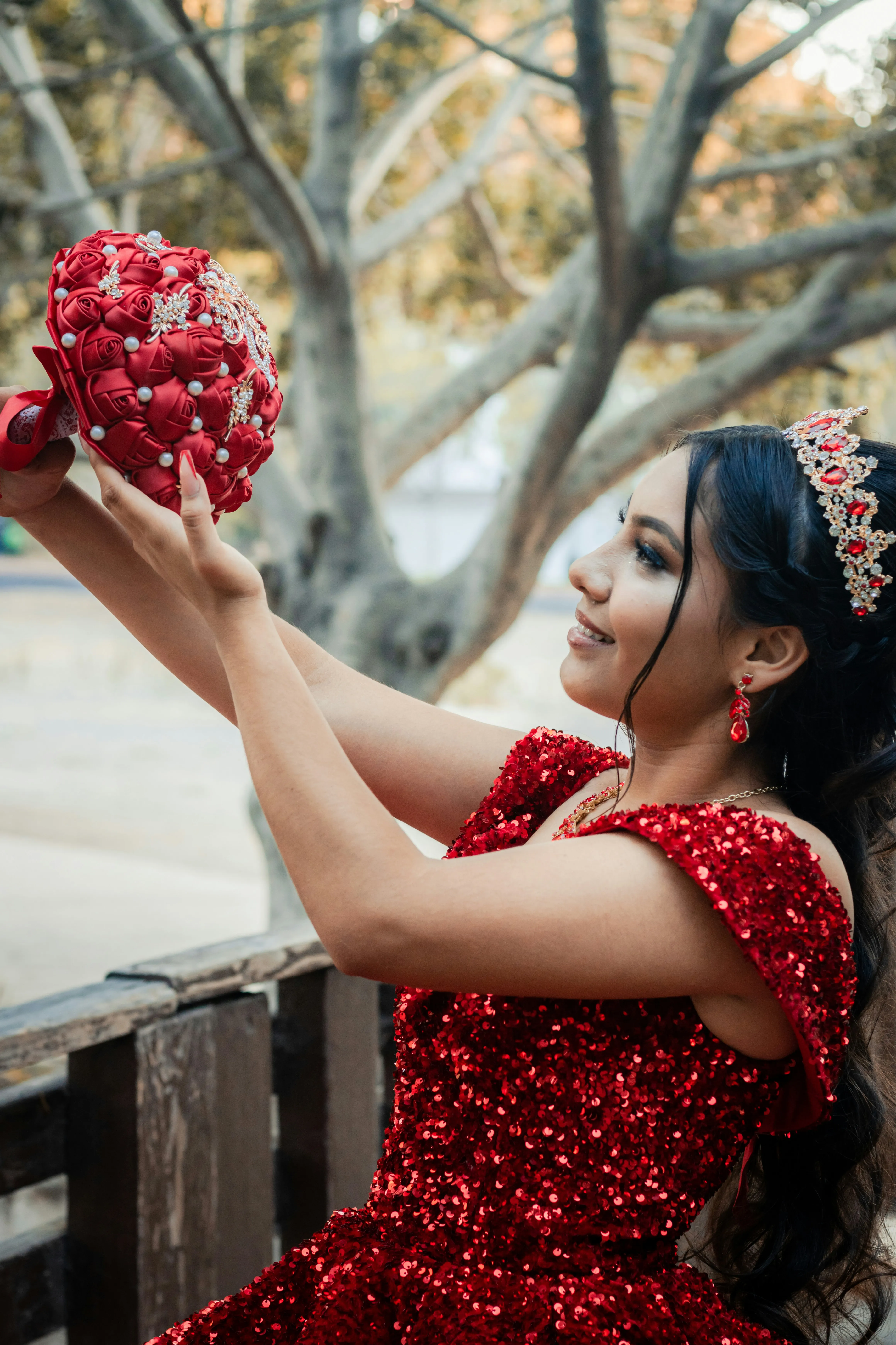 Camila levantando su ramo de rosas
