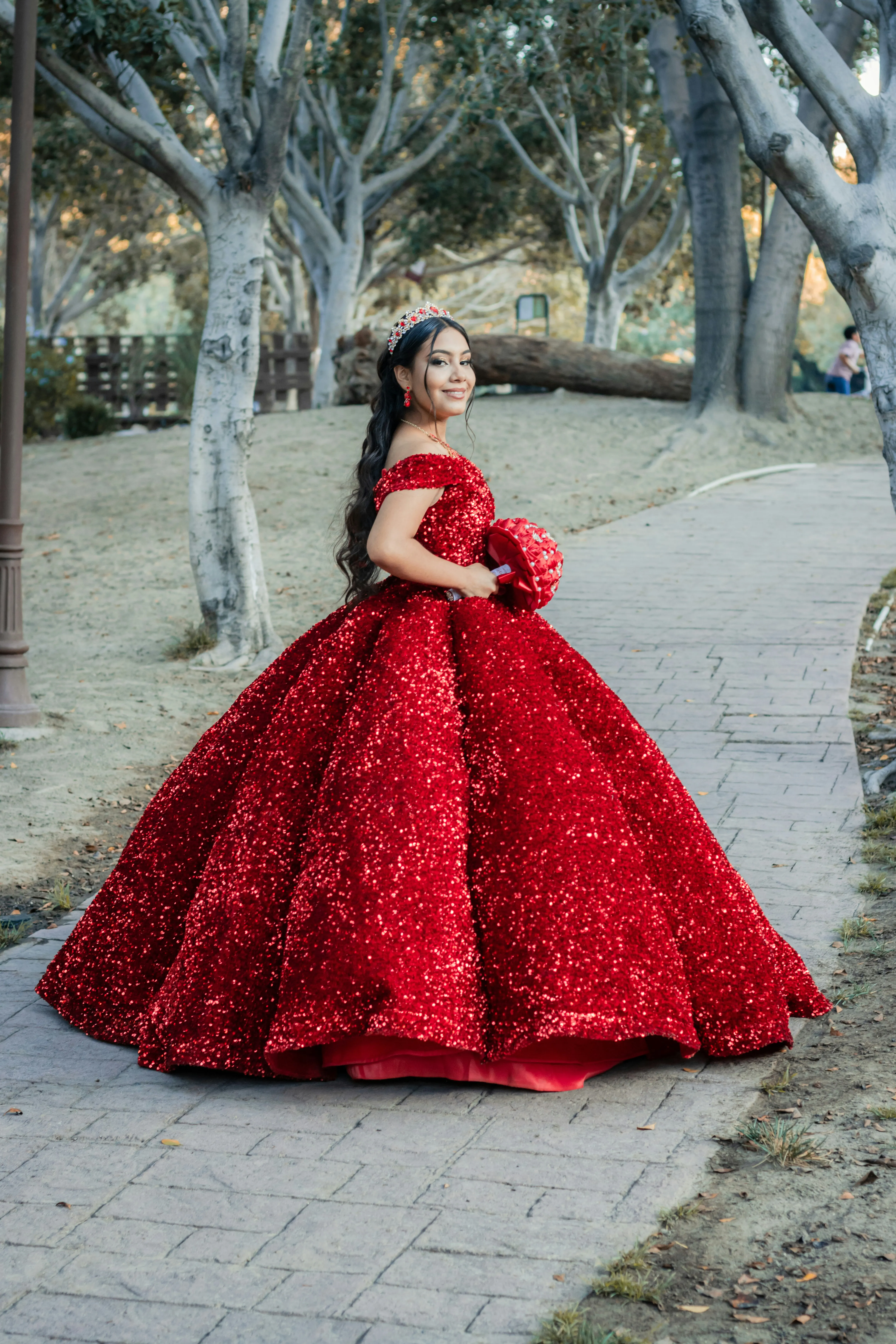 Camila con el vestido extendido