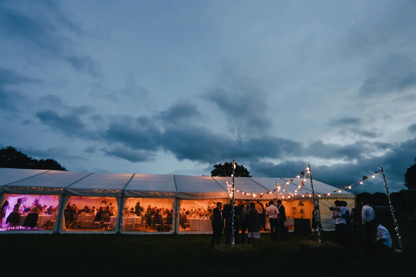Carpa de evento iluminada al anochecer
