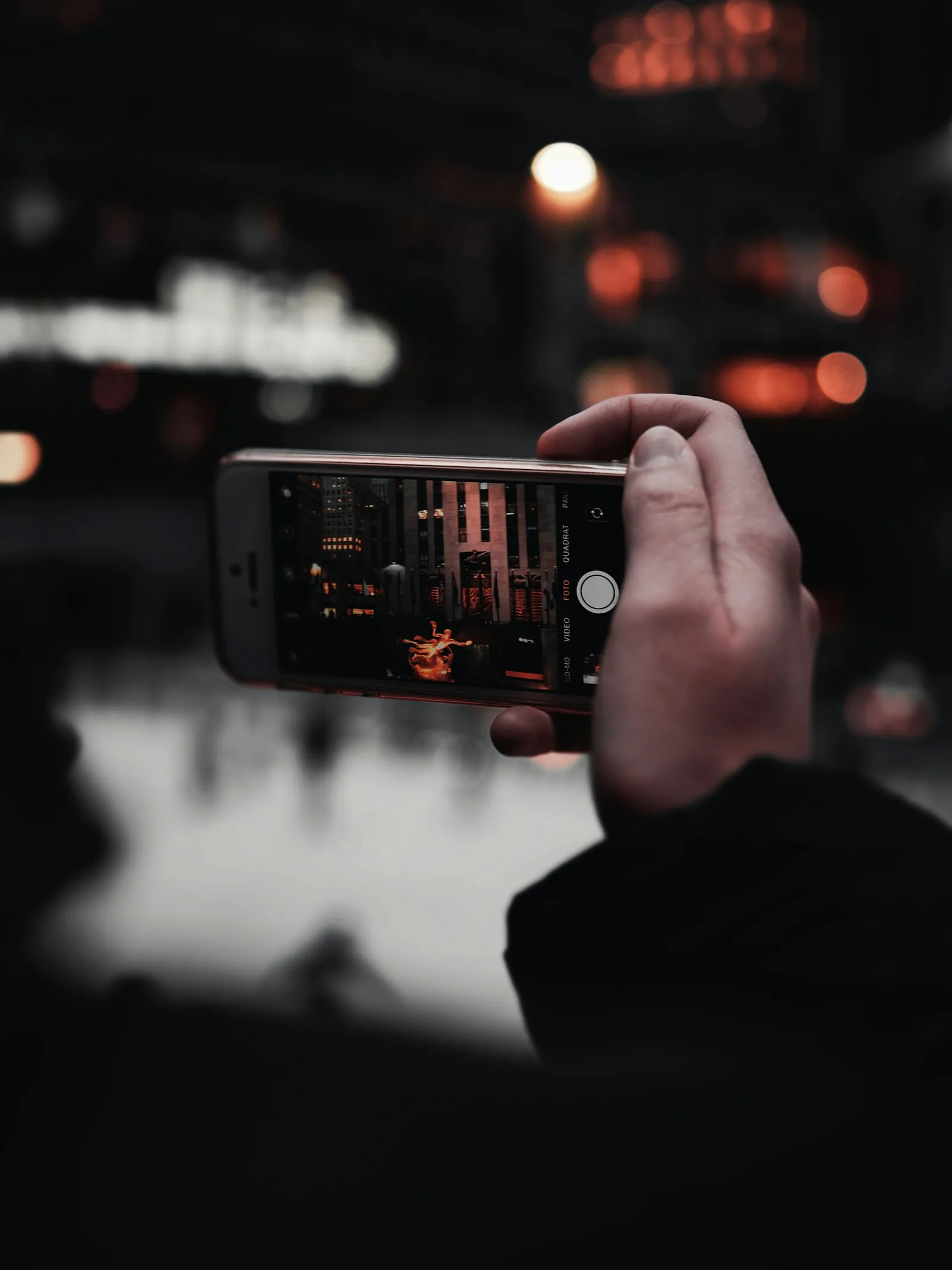 Persona sosteniendo un teléfono de noche