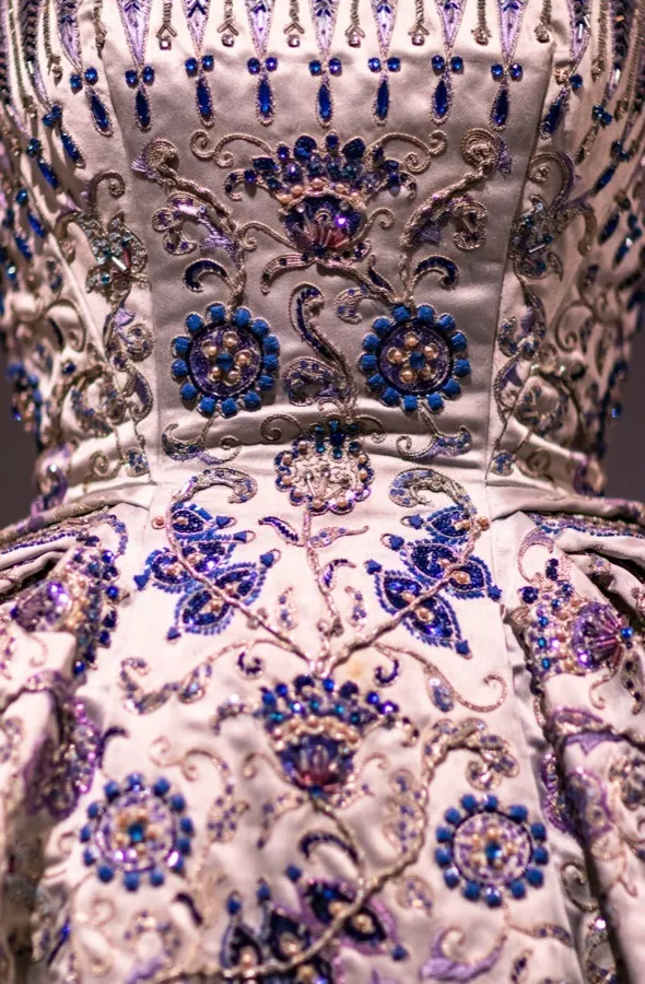 Bordado de pedrería azul y perlas sobre el corpiño de un vestido de gala